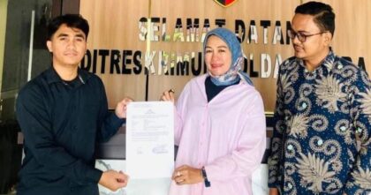 Istri H berinisial R asal Kolaka didampingi pengacara saat membuat laporan di Polda Sultra. Foto: Istimewa.